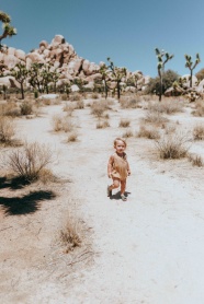 荒野山壑行走的小孩图片