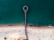 大海沙滩木栈道航拍图片