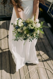 新娘手捧白色花束图片
