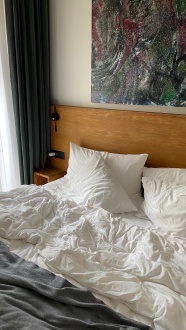 白色床罩枕头图片