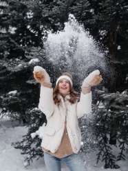 冬季打雪仗美女图片