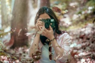 树林摄影师美女图片