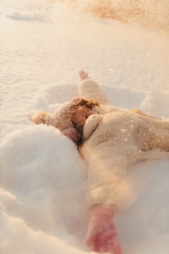 躺在雪地里的女孩图片