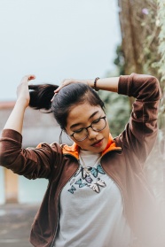 近视美女扎马尾辫图片
