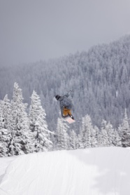 冬季高空单板滑雪运动图片