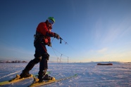 冬季雪地双板滑雪运动图片