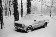 冬季积雪覆盖的汽车图片