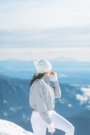 冬季雪山时尚美女写真图片