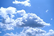 蔚蓝天空白色积云图片