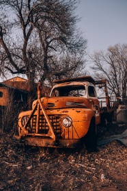废弃的老式卡车图片
