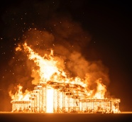 火焰燃烧建筑物图片