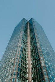 玻璃建筑的摩天大楼图片