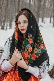 俄罗斯美女戴着头巾图片