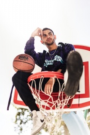 男子坐在篮球框架图片