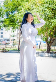 越南白色奥黛旗袍美女图片