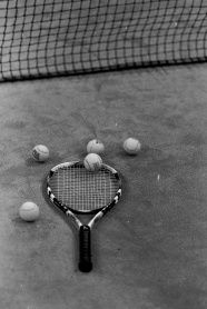 网球拍网球黑白摄影图片