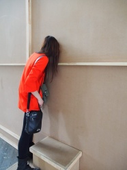 美女额头靠在墙壁上图片