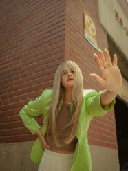 荧光绿西装美女写真图片