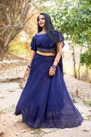 紫色雪纺裙印度美女图片