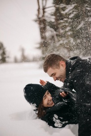 雪地里打闹的情侣图片
