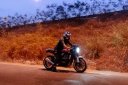 帅哥山路骑行摩托车图片