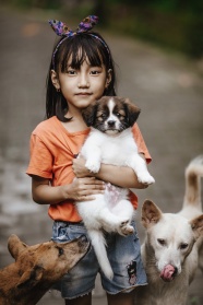 小女孩抱着小狗的图片