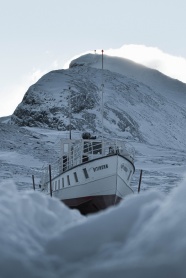 雪山冰川游艇图片