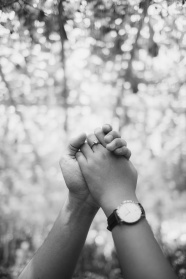 情侣手握手黑白摄影图片