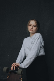 灰色长T恤俄罗斯美女图片