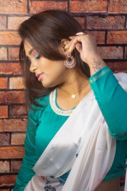 戴耳环的印度美女图片