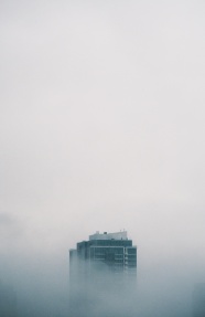 雾气笼罩的高楼建筑图片