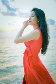 海边红裙气质美女写真图片