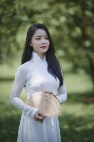 越南白色奥黛越服美女图片
