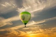热气球空中漂浮图片
