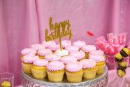 粉色纸杯小蛋糕图片