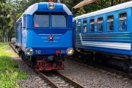 蓝色小型蒸汽机车图片