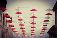 街边装饰雨伞天幕图片