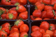 盒装红色草莓水果图片