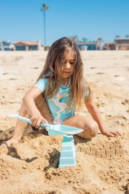 小女孩在沙滩上玩沙玩具图片
