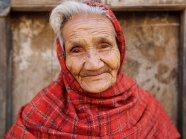 头戴围巾微笑的老奶奶肖像图片