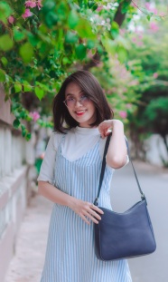 蓝色条纹背带裙美女图片