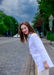 街拍白衬衫俄罗斯美女图片