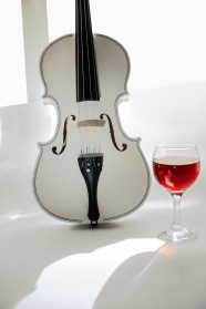 白色小提琴和红酒杯图片