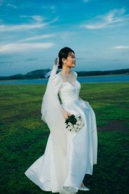 穿白色婚纱的亚洲新娘图片