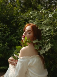 花园里摄影的红发美女图片