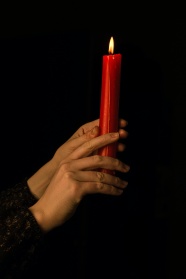 手握燃烧的红蜡烛图片