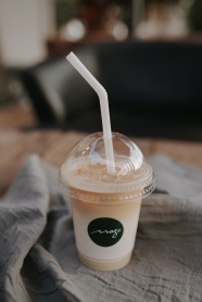 塑料杯冰咖啡图片