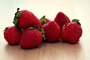 鲜甜可口红色草莓图片