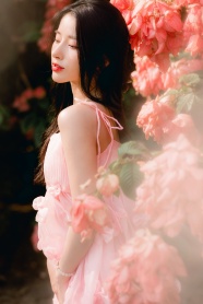 粉色吊带裙美少女图片