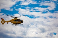 蓝色天空搜救直升机图片